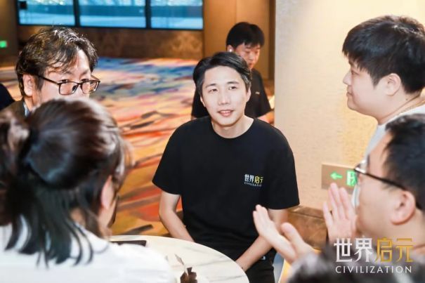 玩家在分享会现场积极发言，与策划深入讨论游戏机制