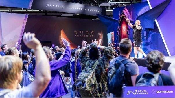 《沙丘：觉醒》科隆展试玩现场，玩家排队体验游戏实机演示，展台充满未来科技感