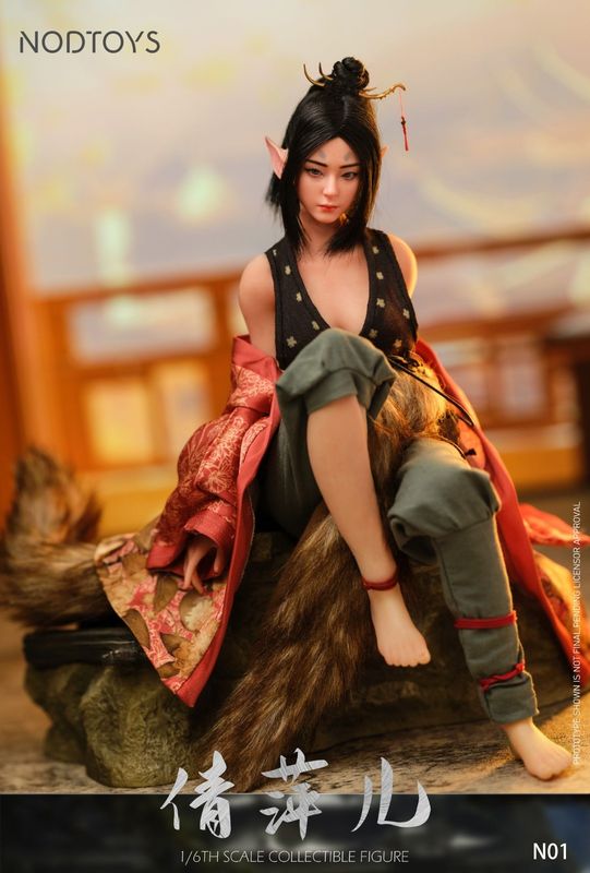 萍萍人偶全身展示，身穿红色传统风格服饰，姿态俏皮