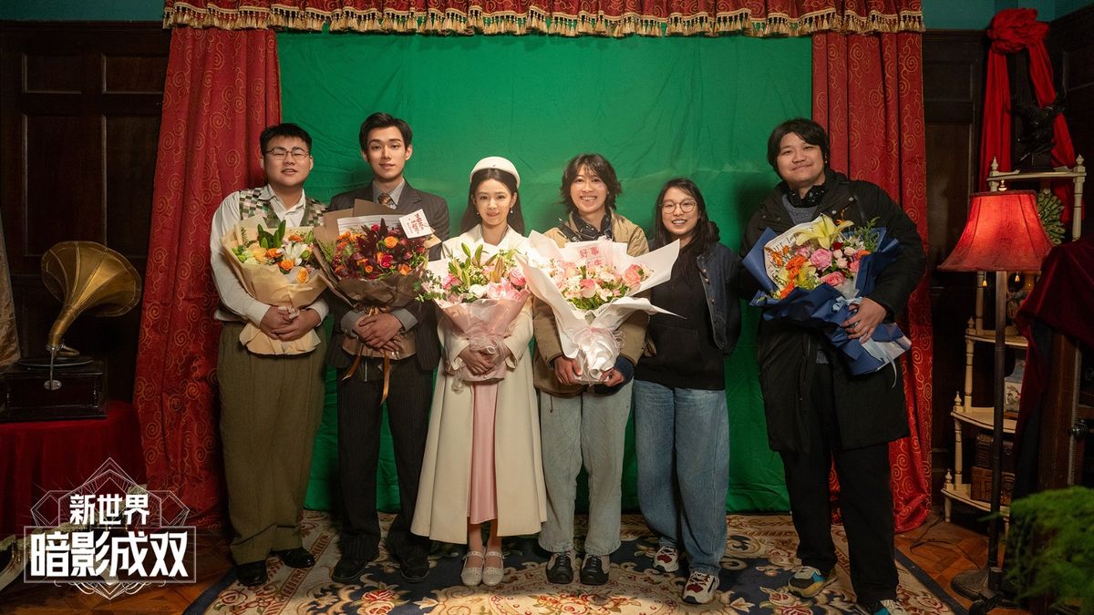 游戏中男女主角对峙场景截图，背景为老式钱庄内部，灯光昏黄，气氛充满张力