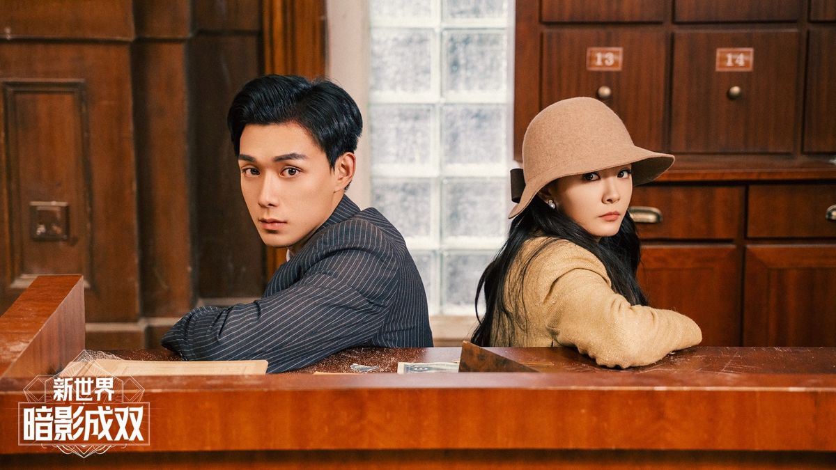 玩家在游戏内共同破解密码箱的解谜场景，画面显示两人手持线索纸张，神情专注