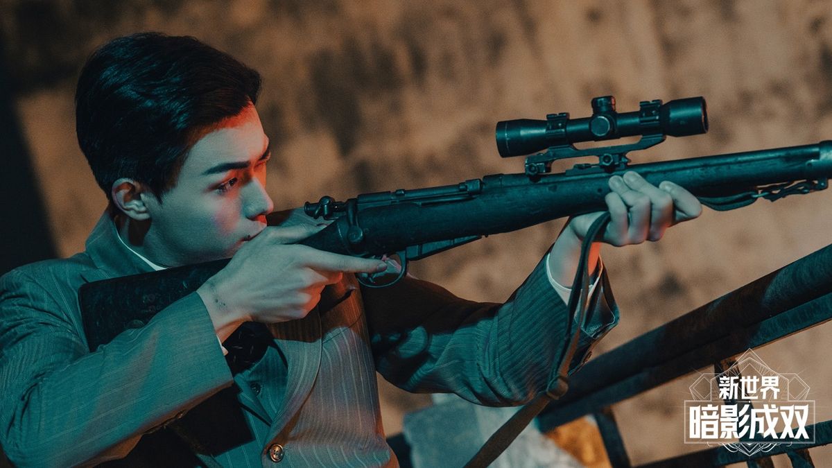 游戏场景中的老上海街道实景拍摄画面，黄包车、霓虹招牌林立，极具年代感