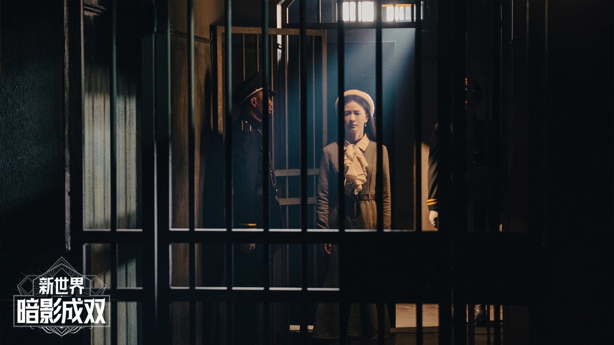 两位主角在雨夜街头奔跑的紧张镜头，雨水反射着街灯，画面极具电影质感