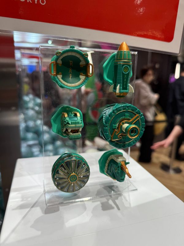 左纳乌大轮胎与便携锅扭蛋展示，造型还原度高，富有创意