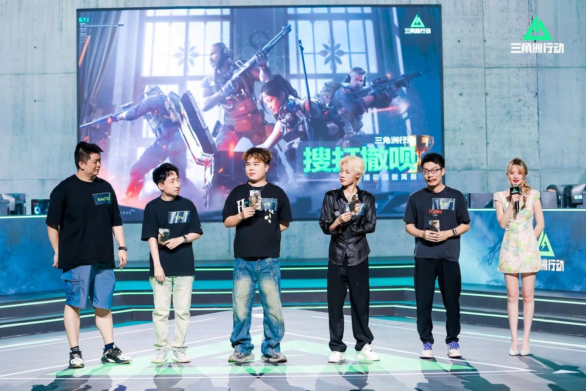 过冬神队在楼顶庆祝胜利，画面中央显示‘携带千万物资成功撤离’提示