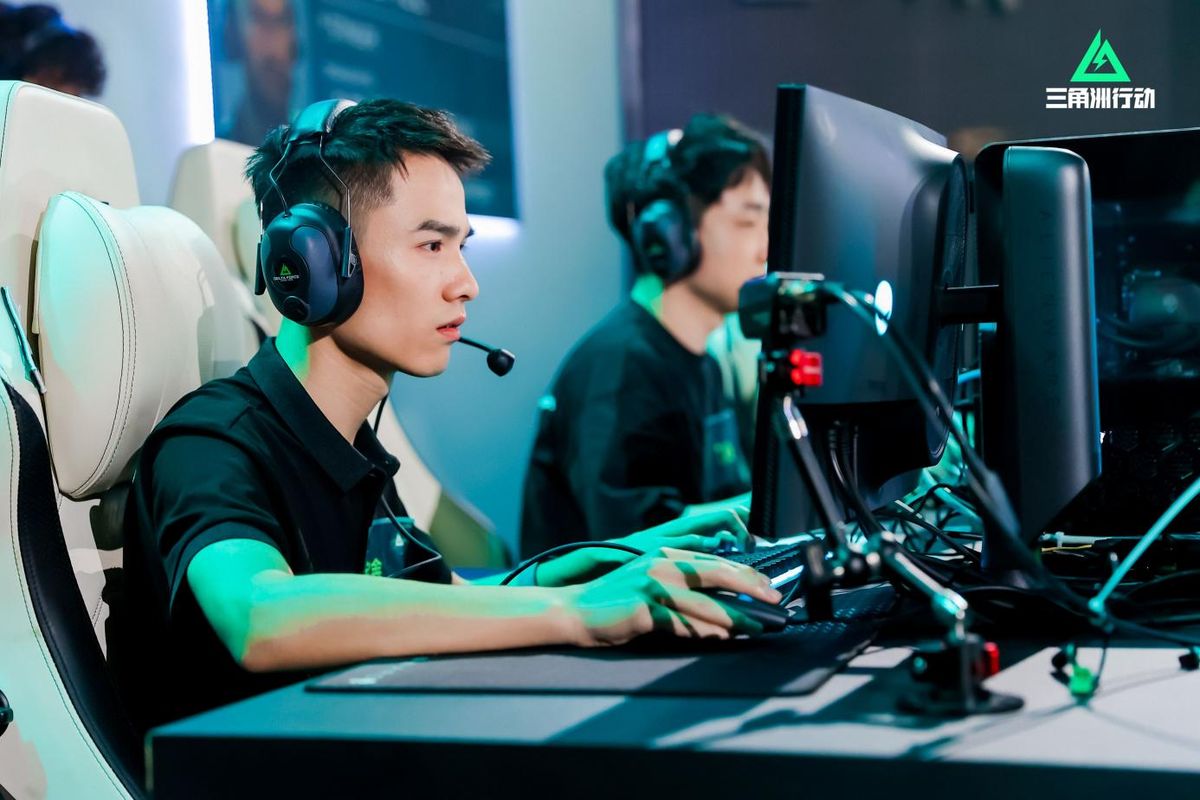 鼠鼠队三人并肩冲出撤离点，身后敌方尸体遍布，战果辉煌