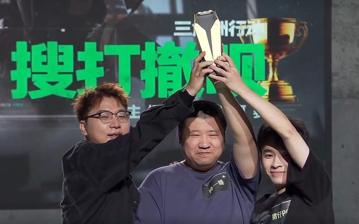 战斗实况画面，玩家在零号大坝区域激烈交火，烟雾与枪火交织