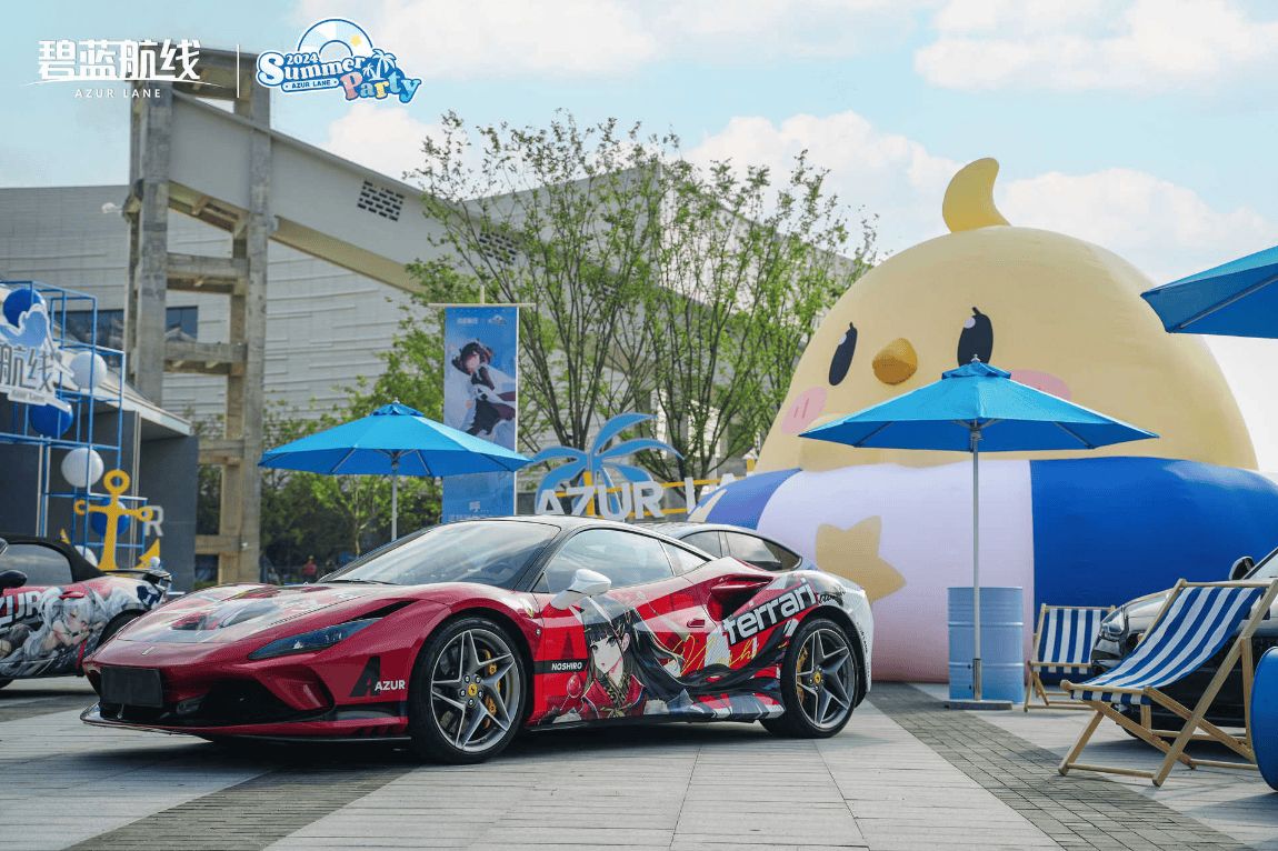 痛车展区实景，多辆《碧蓝航线》主题改装车整齐排列，车身绘有舰娘角色图案