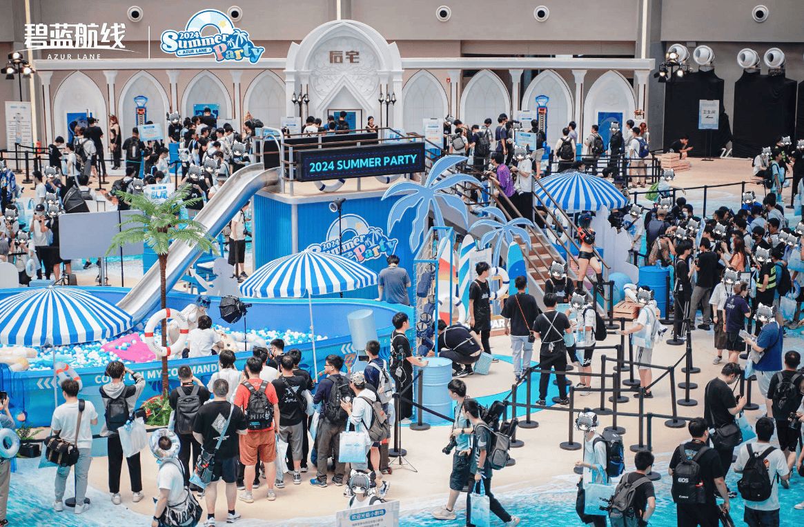 玩家在‘迷宫滚球’游戏区专注操作，屏幕上角色正推动小球穿越关卡