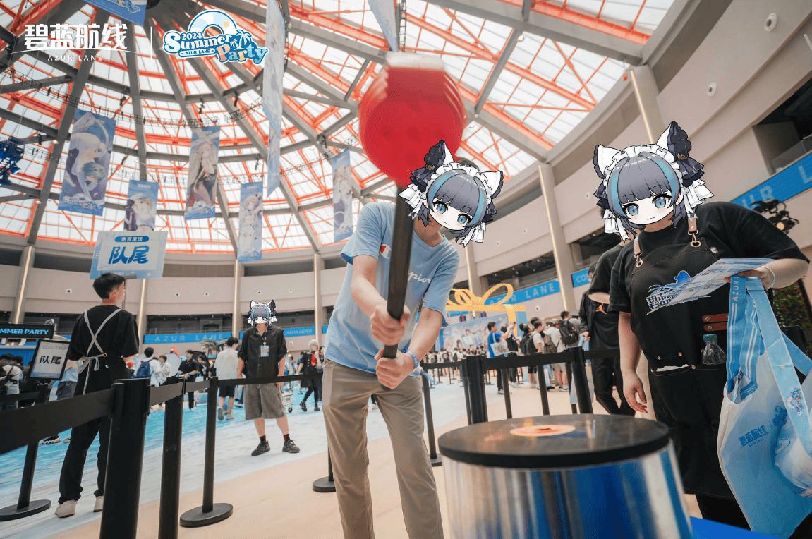 海街小酒馆内玩家参与‘酒神之骰’挑战，桌上摆放着特色道具与角色手办