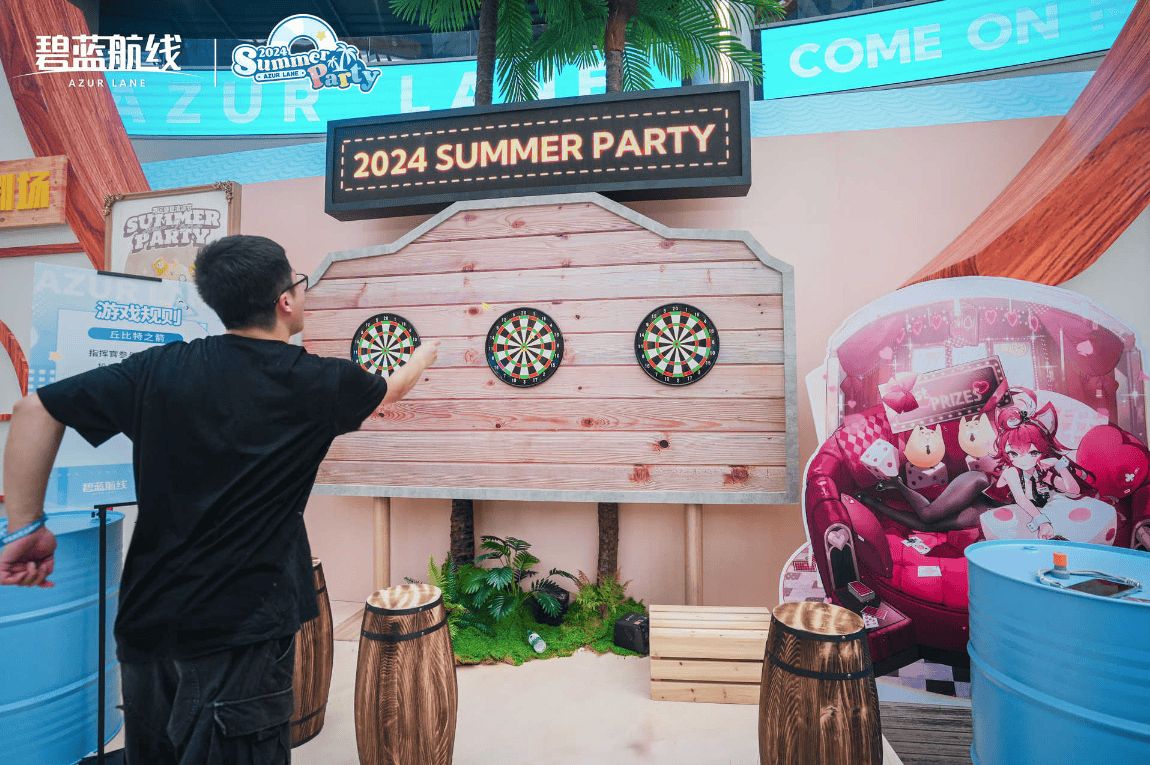 ‘甜蜜消消乐’游戏区人头攒动，玩家在触屏前专注匹配消除