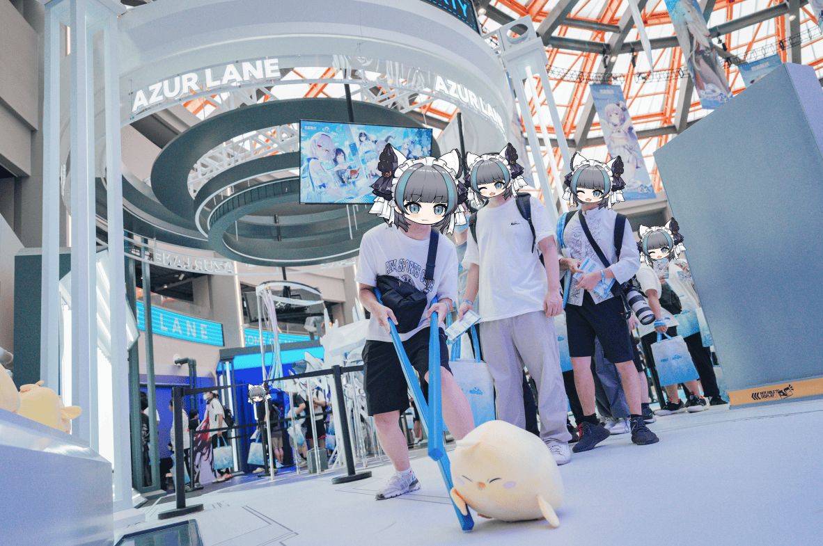 玩家在‘心意迷宫’挑战中操控装置，试图引导小球抵达终点