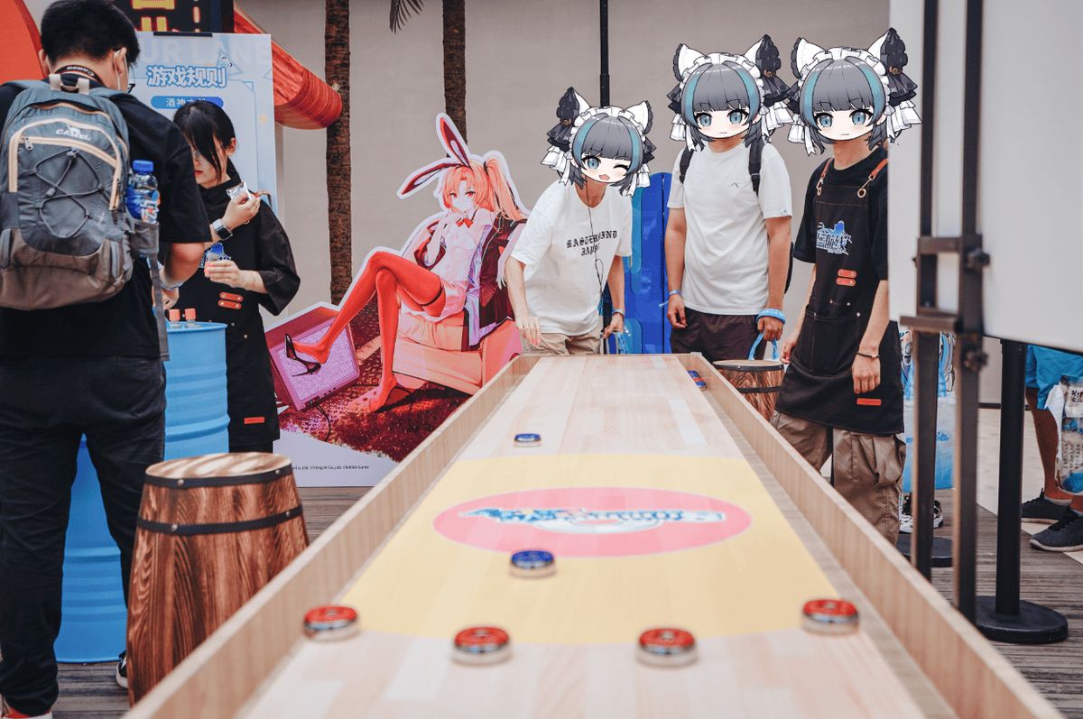 ‘舰船建造’抽奖区玩家紧张注视结果，背景是闪烁的建造池特效