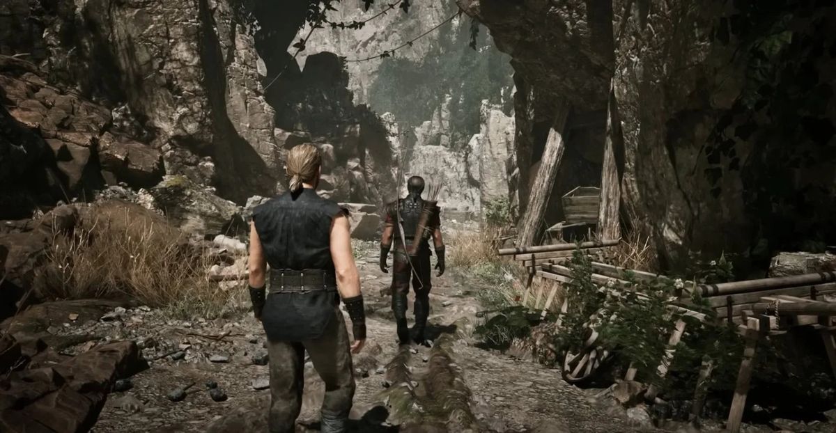 《哥特王朝：重制版》实机画面截图，展示森林区域光影效果，角色行走在林间小道，远处可见兽人巡逻队伍