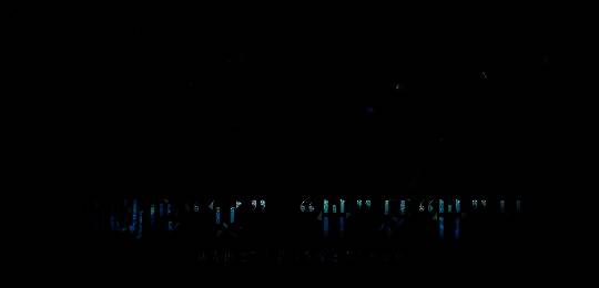 《暗黑破坏神：不朽》全新时装【夺魂迷雾】展示图，角色身披深蓝骨甲，周身环绕幽蓝色火焰，背景为弥漫黑雾的战场