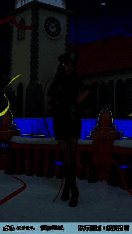 《荒野迷城》主题展板与冰雪滑道融合，游客驻足拍照