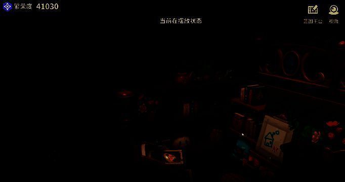 二楼书桌区域全景，桌上散落手写笔记与墨水瓶，柜子里整齐摆放瓶罐与书籍，阳光透过窗户洒落