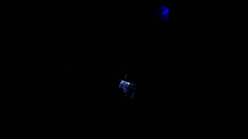 室内场景中壁灯发出温暖光线并投射出角色轮廓阴影，墙面浮雕细节因视差贴图而显得立体