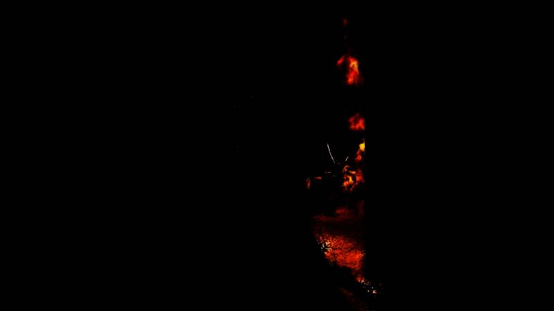 街道转角处路灯点亮，光线呈辐射状扩散，并在地面与墙壁上形成自然阴影