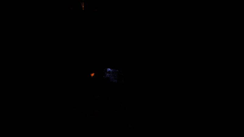 战斗场景中武器挥动时产生动态光影变化，背景建筑细节丰富，雾效与光照融合自然