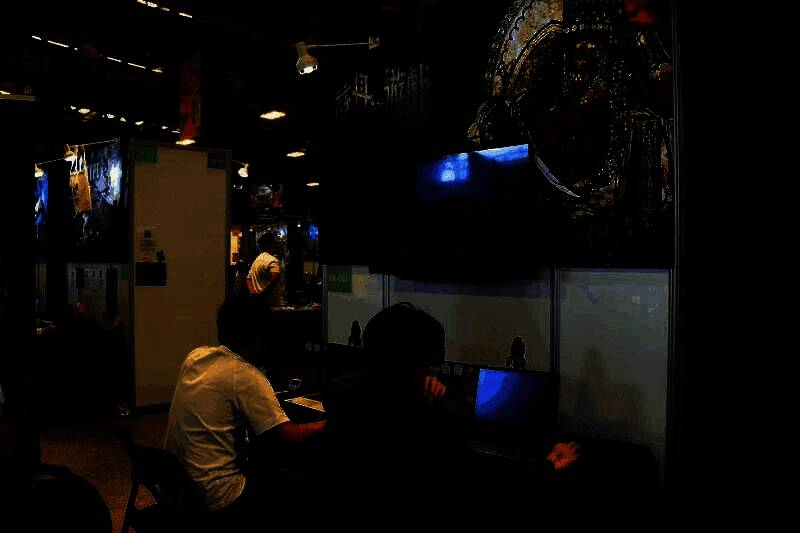 《苏丹的游戏》主界面展示，背景为阿拉伯风格宫殿，UI融合金色纹饰与卡牌布局