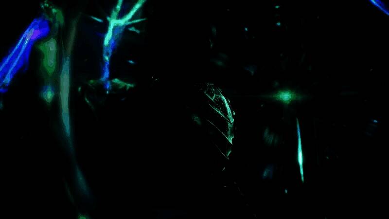 蒂姆·凯恩在视频中讲述他对糟糕RPG的看法，神情认真，背景为《辐射》风格的废土画面