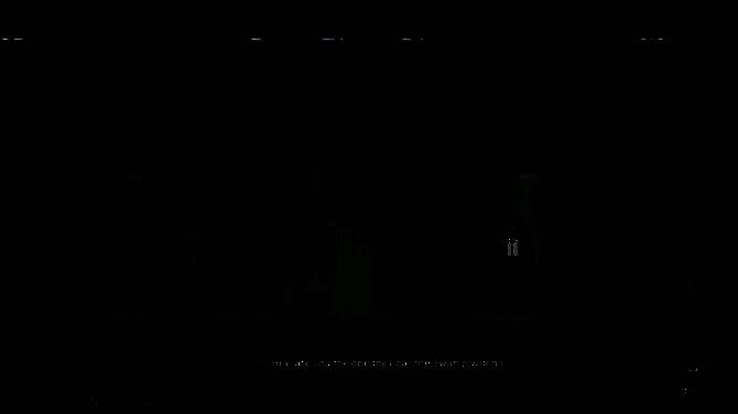 Boss战斗场景，巨大机械残骸觉醒并发动攻击，主角在地面闪避，画面充满张力