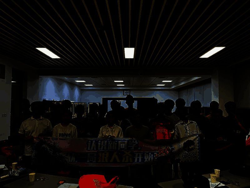 哈尔滨工业大学活动现场，参与者手持角色卡牌，神情投入