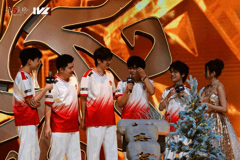 GG_xawm操控使徒在比赛中完成四抓，屏幕上显示‘四抓’特效，全场沸腾