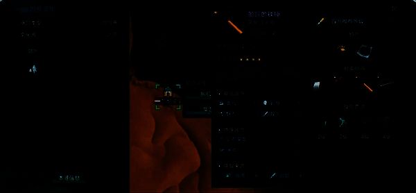 玩家角色穿戴全套生产装备的展示图，包括手套、靴子与厨师服，突出装备属性加成