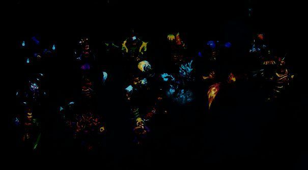 《梦幻西游手游》玩家在长安城中进行师门任务，场景热闹繁华