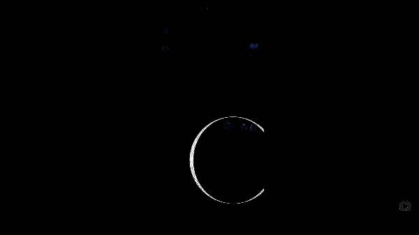 古老石墙上雕刻着复杂图腾，其中一处嵌入了发光的紫色蝴蝶形符号，即第五人格缪斯印记