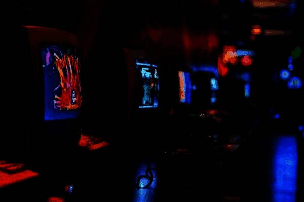 男子因游戏账号交易纠纷被警方带走调查的新闻配图，背景为派出所标识