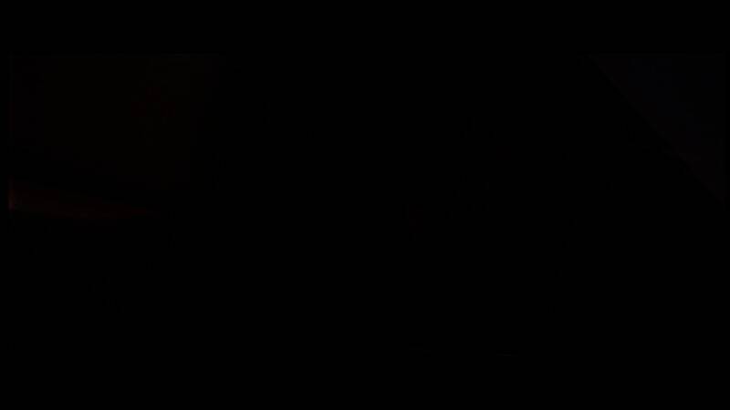 角色剪影出现在东京街头，背景是闪烁的霓虹广告牌，氛围迷离