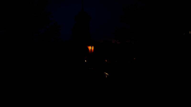 主角团队在废弃火车站中集结，背景是燃烧的列车与天空中的外星母舰