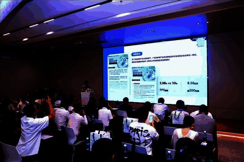 张旭解读报告数据，图表显示外挂增长趋势