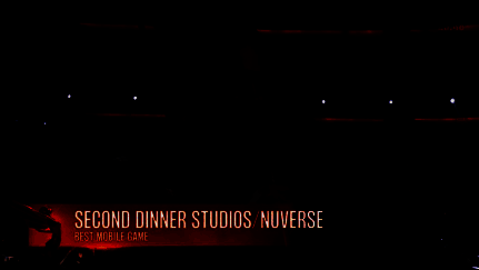 游戏获得TGA年度最佳移动游戏奖的颁奖画面截图，展示奖杯与官方庆祝海报