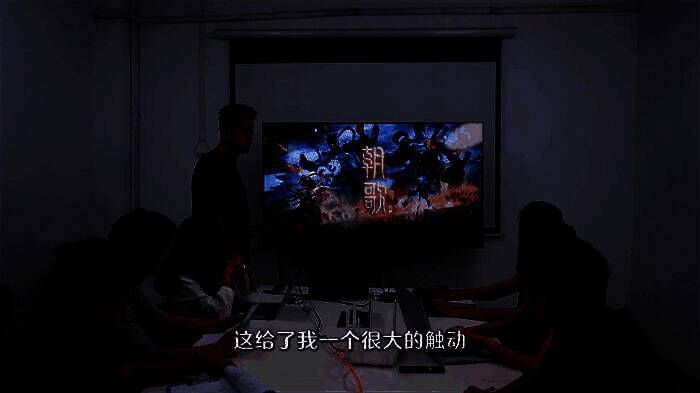 开发团队召开‘降肝降氪’研讨会场景，墙上写着‘拒绝996，还玩家自由’标语