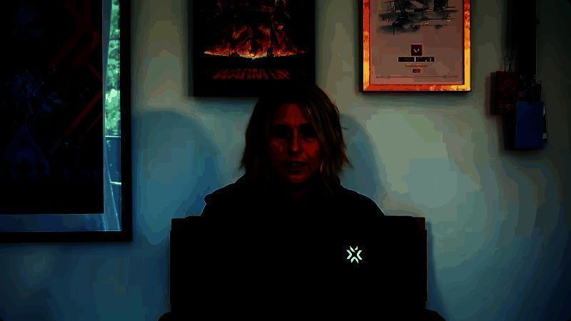 《无畏契约》负责人Anna Donlon在视频中讲述社区行为政策更新的画面