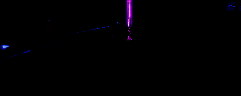 《绝地潜兵2》中飞鹰空袭执行轰炸任务的瞬间，战机低空掠过，地面爆炸火光四起，碎片飞溅