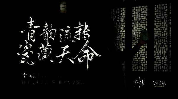 青瓷螭龙镇纸实物照片，釉色温润如玉，螭龙盘绕于镇纸之上，细节精致