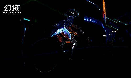 玩家角色骑着 futuristic 风格的自行车穿梭在城市街道，周围光影流动，充满科技感