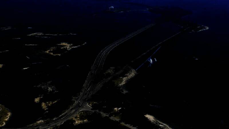 玩家在办公室地图界面规划犯罪网络，连接多个非法产业图标，如赌场、码头、毒品实验室