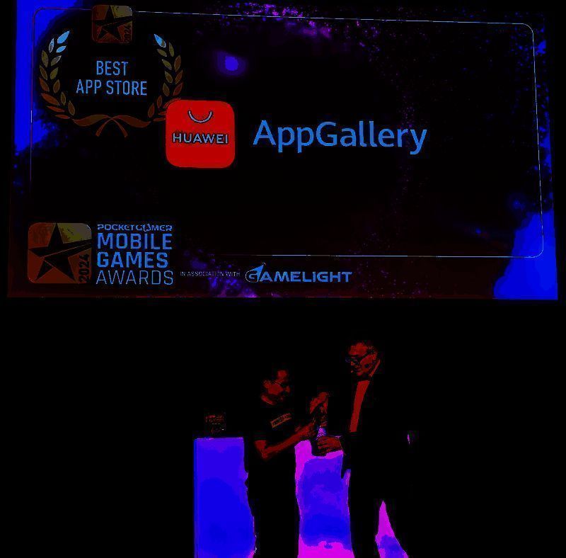 华为应用市场在德国科隆荣获Best App Store大奖的颁奖现场，背景为Pocket Gamer官方舞台与品牌标识