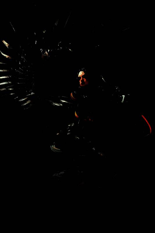 角色手持武器站立，全身装备细节清晰，光影层次分明