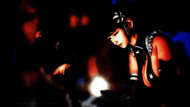 双人合影构图，两位女性角色并肩而立，风格冷峻