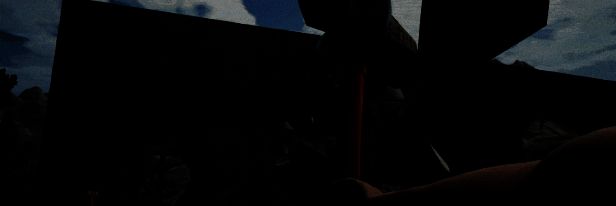 玩家手持大锤砸向墙壁，碎石飞溅，周围是正在拆除的老房子