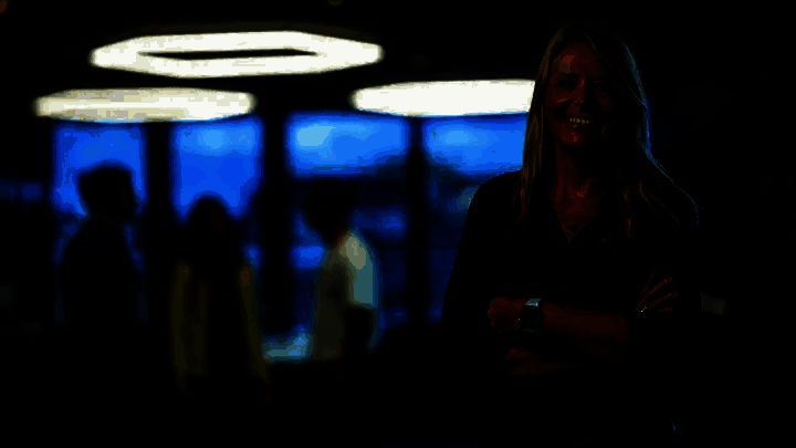 Rebecka Coutaz官方肖像照，神情专注，背景为EA品牌标识与《战地》系列视觉元素