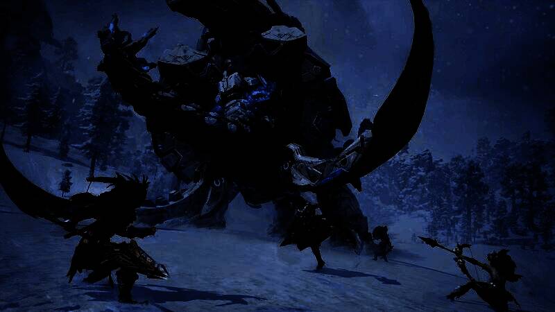 夜晚场景下，玩家团队在篝火旁休整，背景可见远处发光的机械巨兽缓缓移动