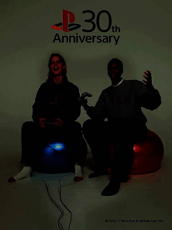 GU x PlayStation联名卫衣与卫裤上身展示图，模特身穿绿色套头卫衣搭配黑色宽松卫裤，背景呈现90年代像素风格游戏画面